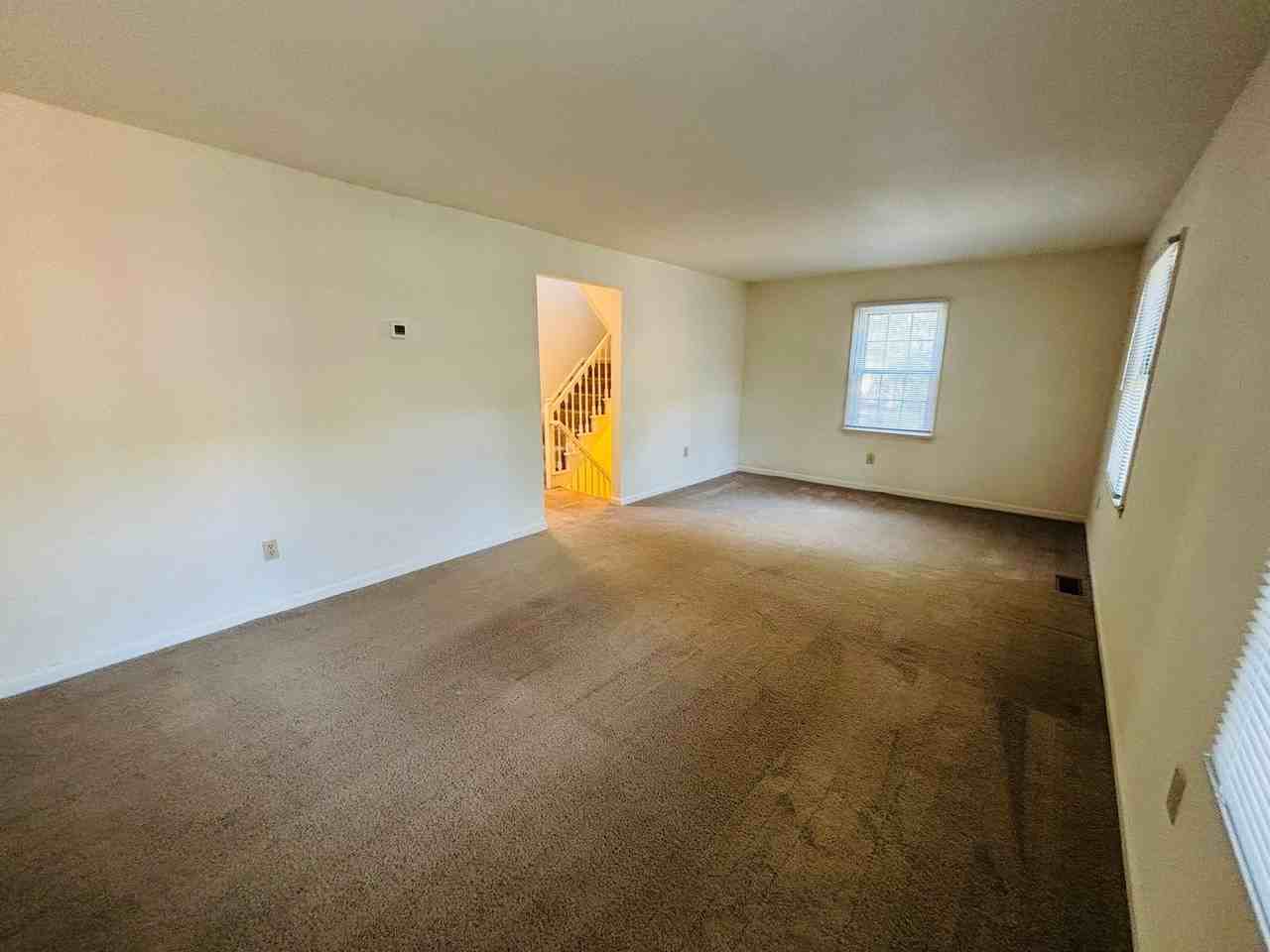 218 Huntington Ln - Photo 4 of 22