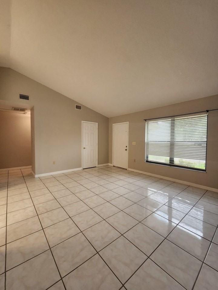 779 Lucaya Dr - Photo 3 of 18