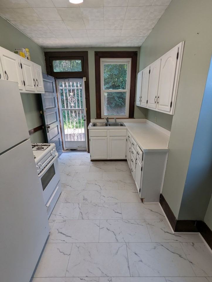 344 Connor St - Photo 2 of 14