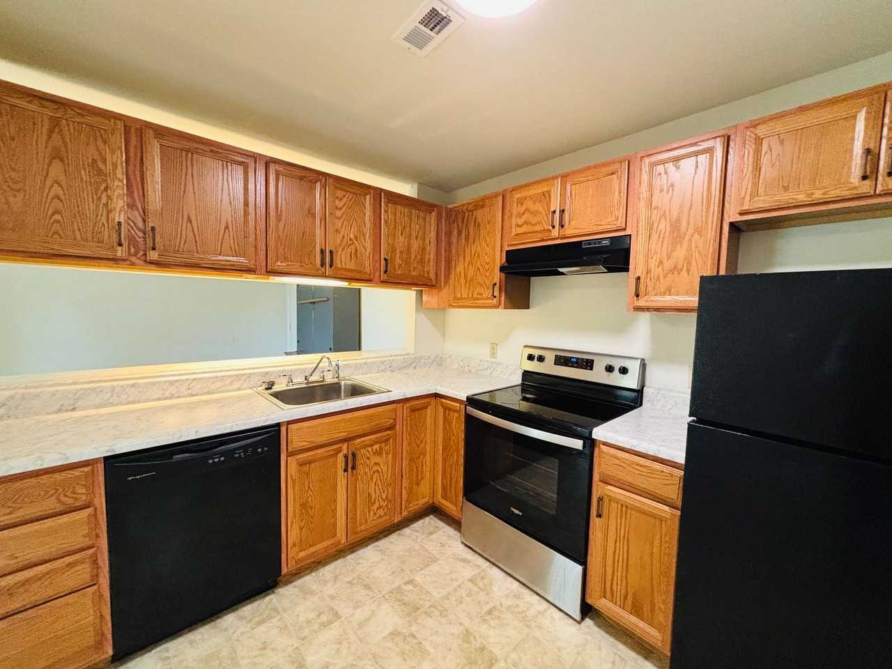 1208 University Ter Apt B - Photo 5 of 13