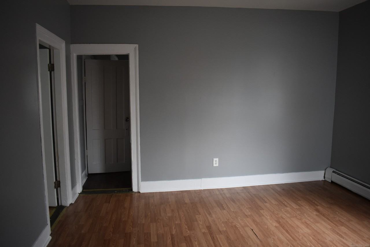 117 Caroline St - Photo 7 of 11