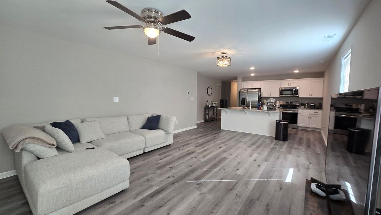 2070 Rogers Dr - Photo 2 of 32