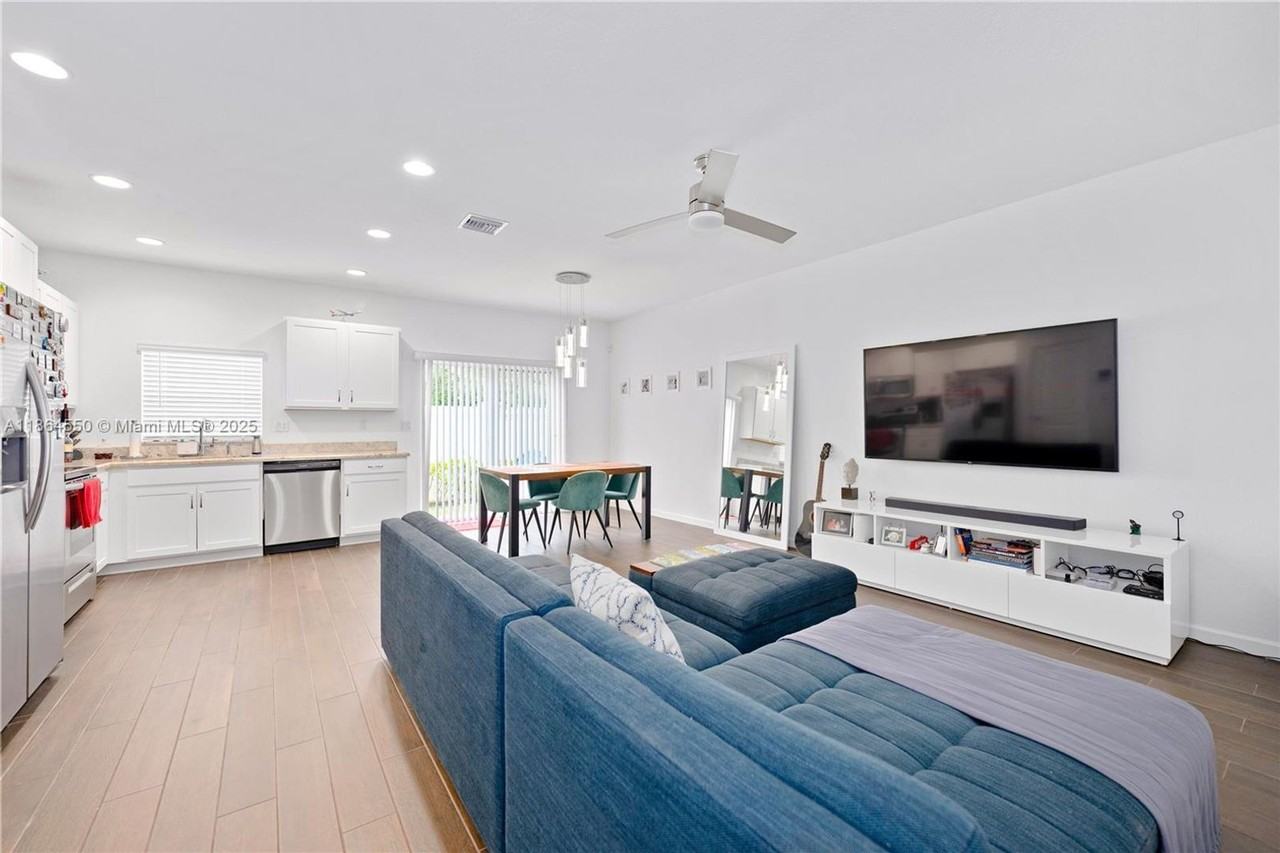 1106 Nw 40th Ter - Photo 2 of 12