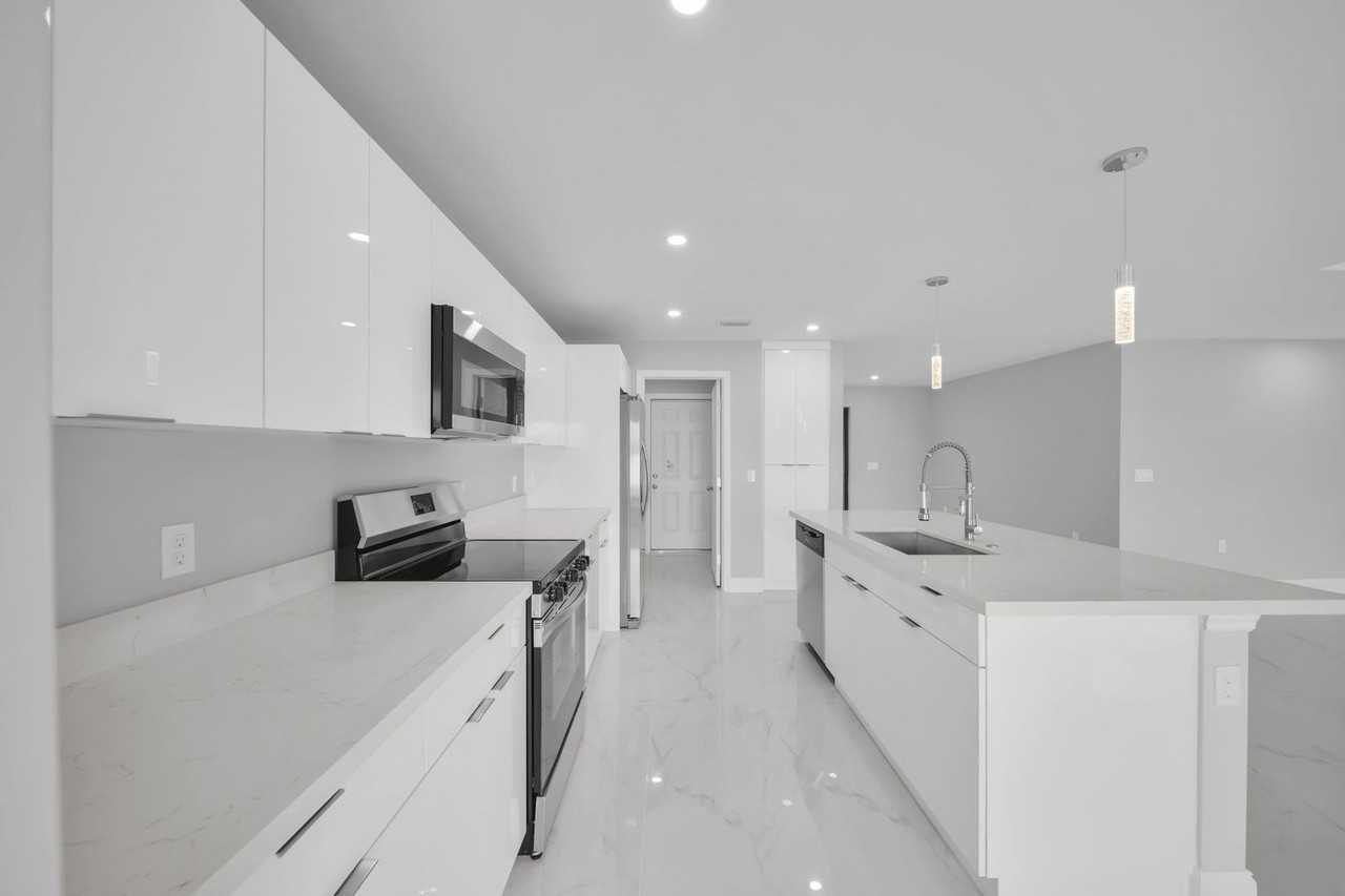 2913 Nw 9th Ter - Photo 2 of 25