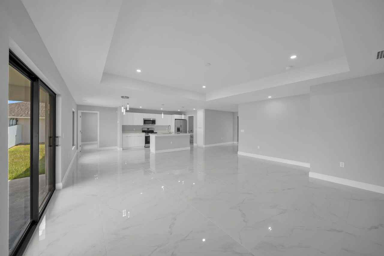 2913 Nw 9th Ter - Photo 3 of 25