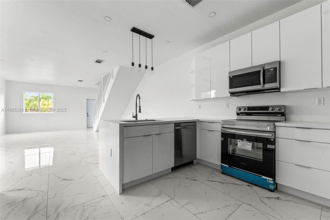 2143 Nw 4th St - Photo 2 of 15