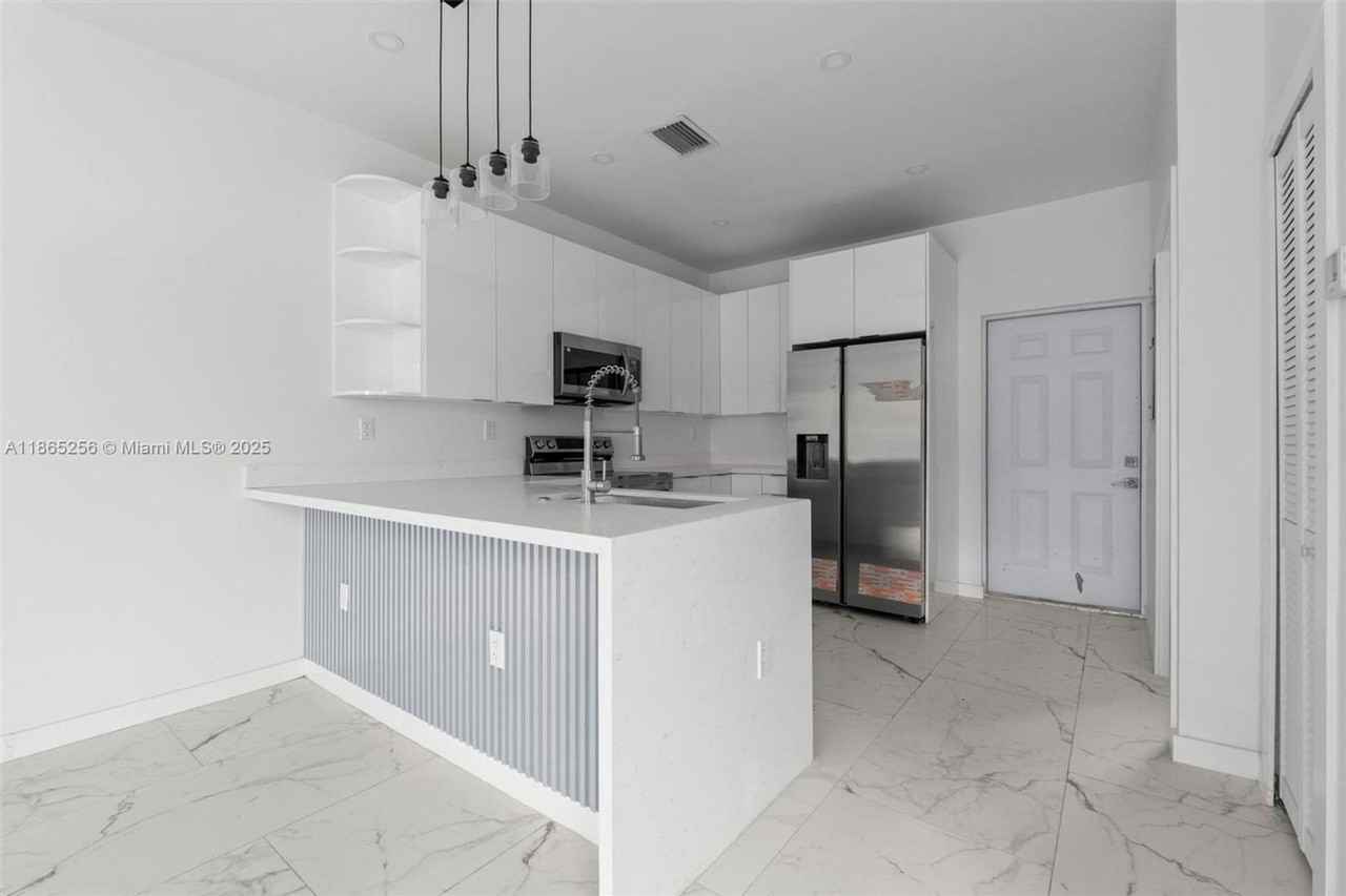 2143 Nw 4th St - Photo 3 of 15