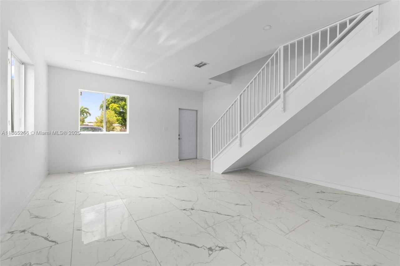 2143 Nw 4th St - Photo 4 of 15