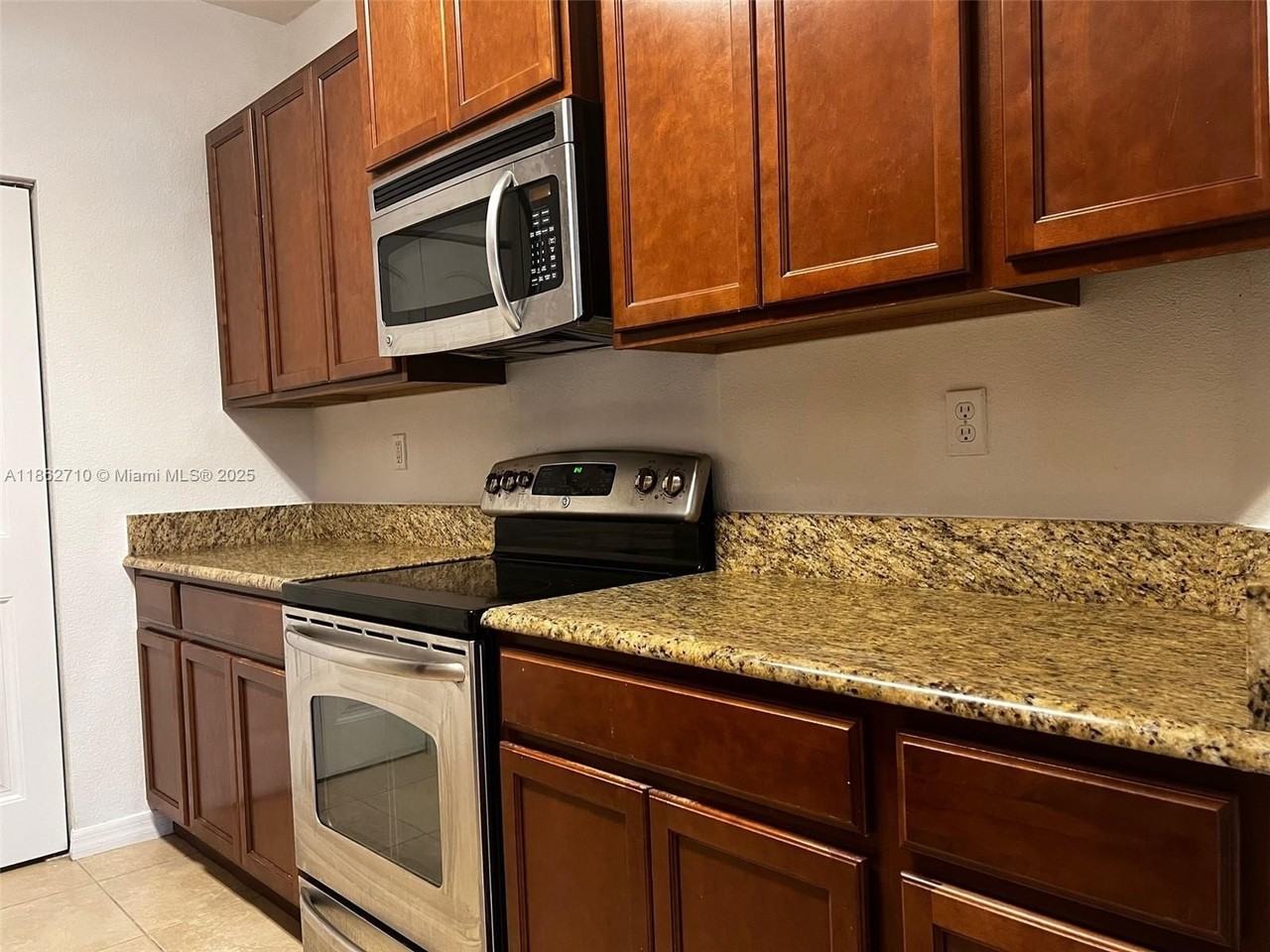 608 Ne 33rd Ter #608 - Photo 2 of 35
