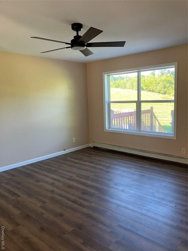 133 Ridgebury Rd - Photo 5 of 14