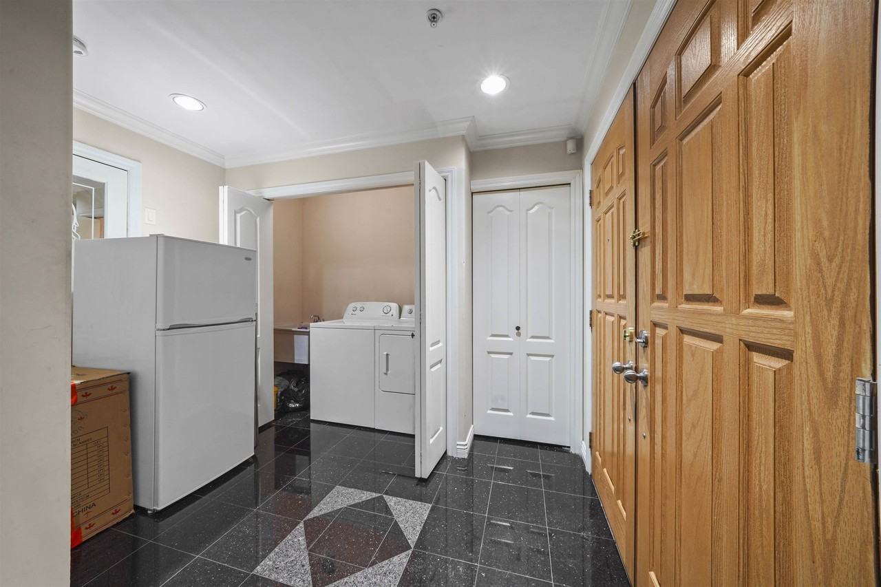 6815 Sherbrooke Street - Photo 5 of 22