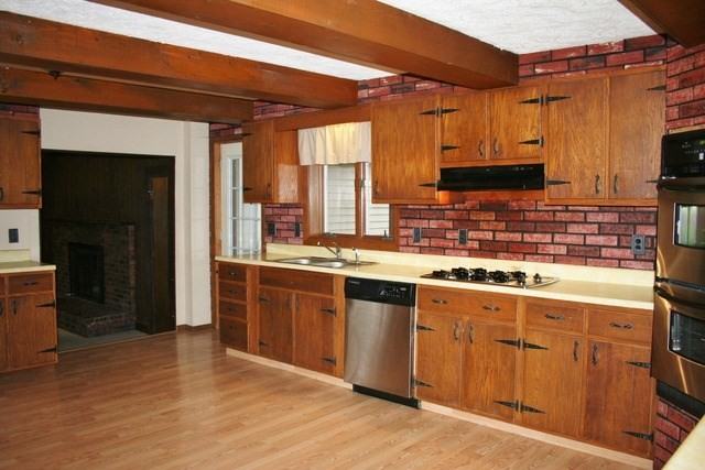 8446 S Main St - Photo 2 of 19