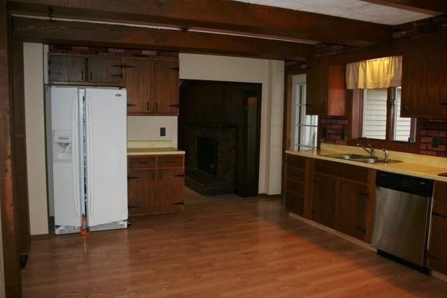 8446 S Main St - Photo 3 of 19