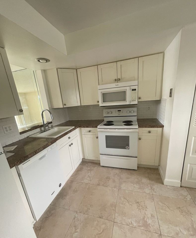 1550 Nw 80th Ave - Photo 6 of 8