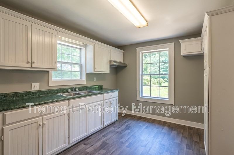 203 S High St - Photo 2 of 10