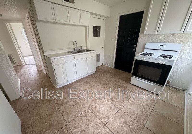 3128 Mcdonald St - Photo 3 of 6