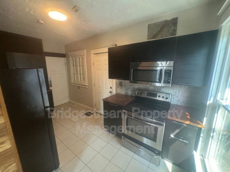 823 Princeton Drive - Photo 7 of 11