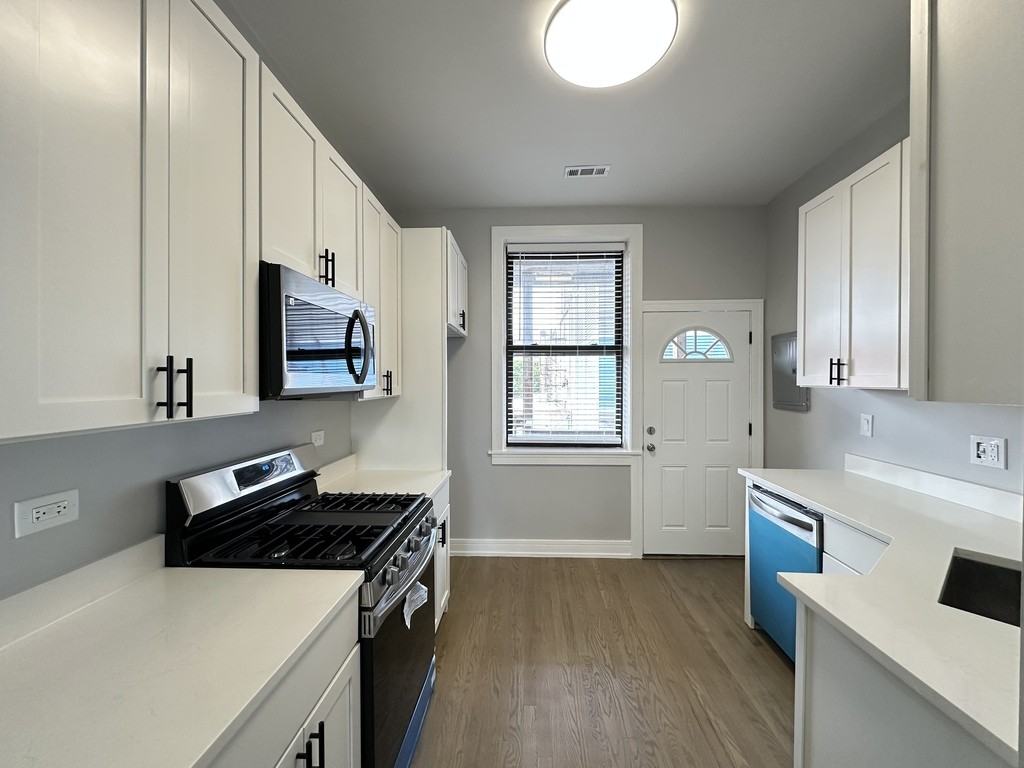3834 N Wilton Ave #3 - Photo 2 of 21