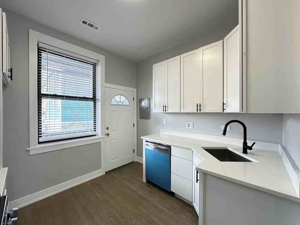 3834 N Wilton Ave #3 - Photo 3 of 21