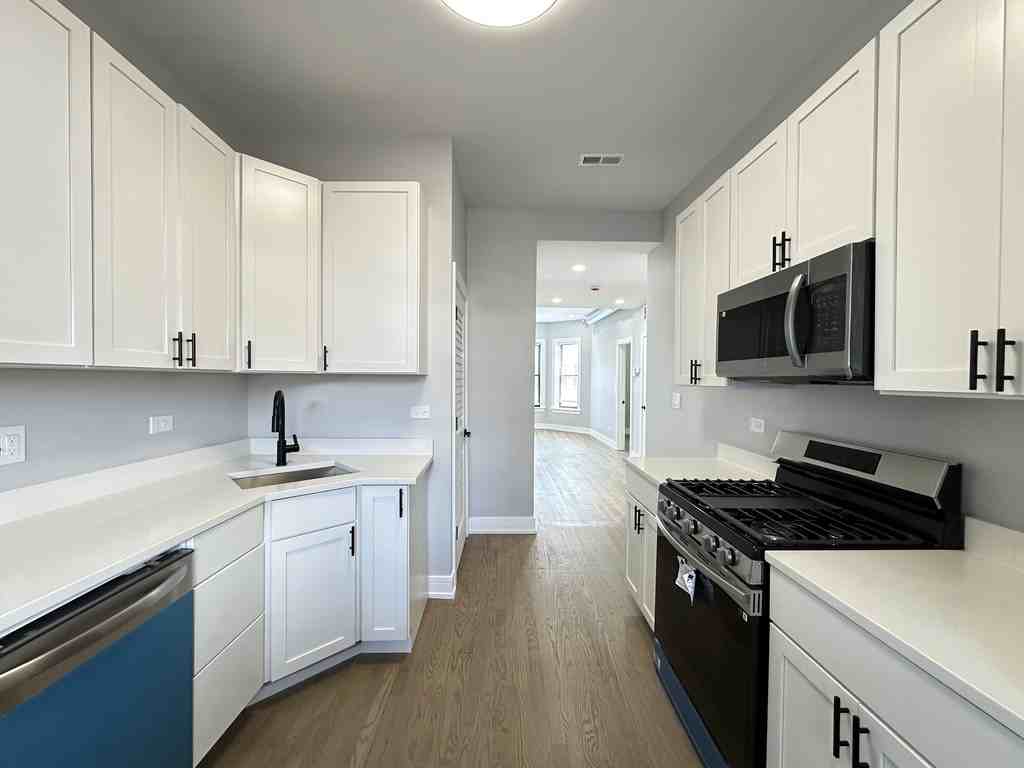 3834 N Wilton Ave #3 - Photo 4 of 21