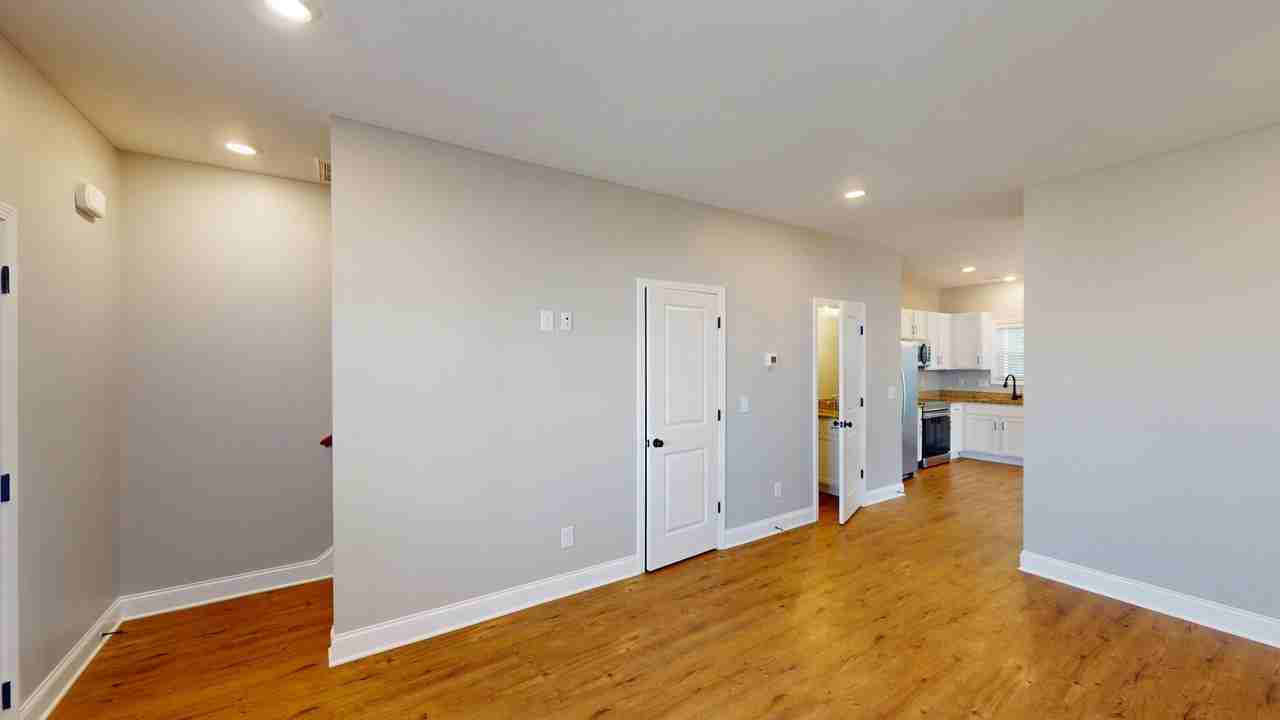 812 Levitan Dr - Photo 4 of 28