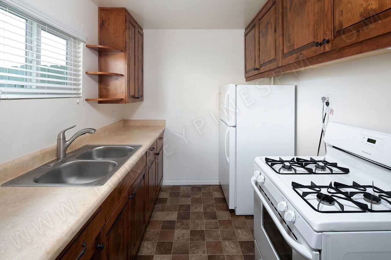 1631 Scott St - Photo 3 of 11