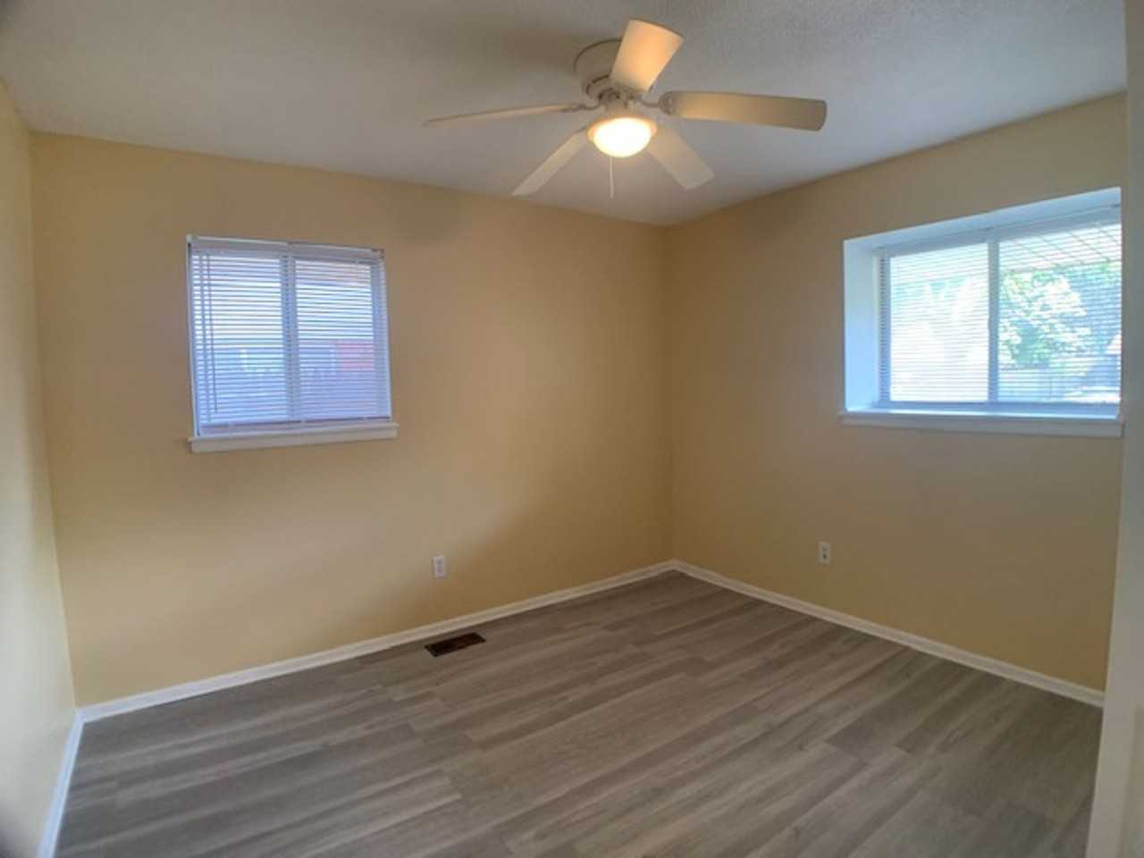 2808 N Ditmer Rd - Photo 3 of 22