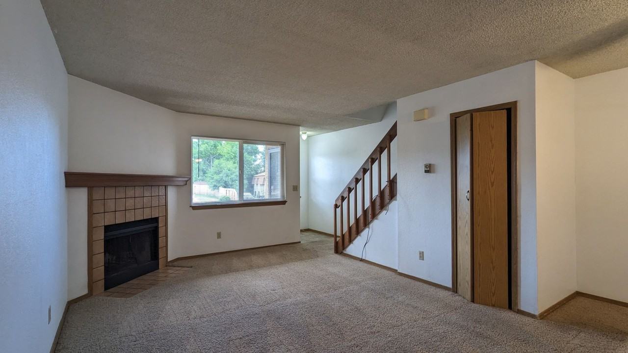 1299 Vondelpark Dr - Photo 2 of 10