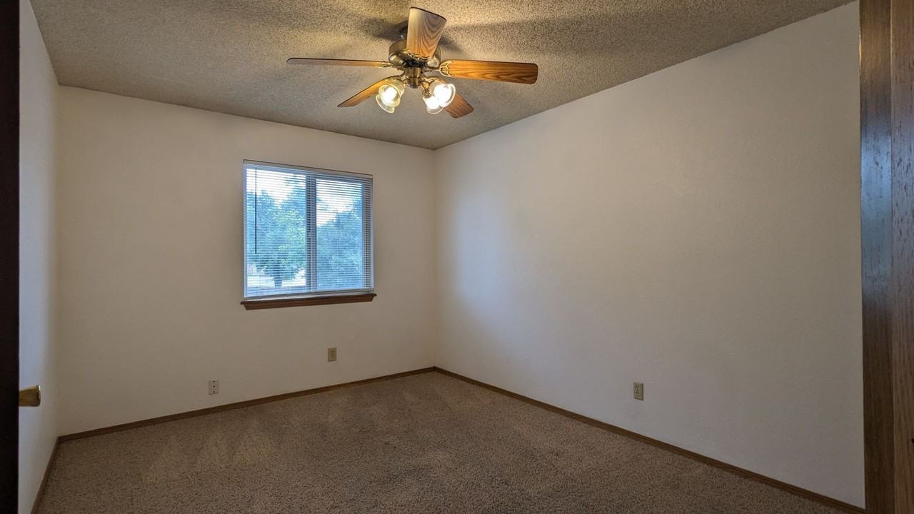 1299 Vondelpark Dr - Photo 6 of 10