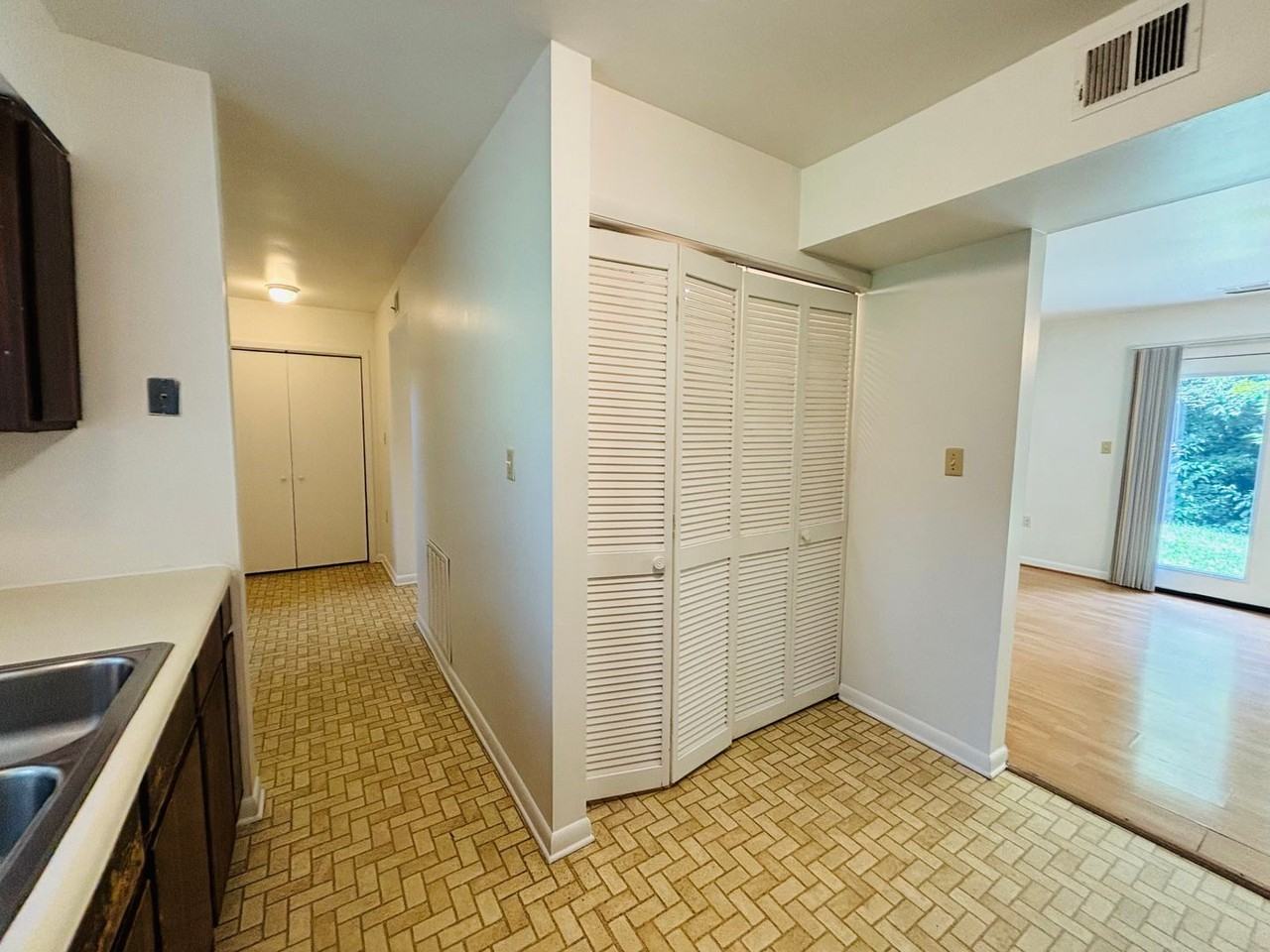 328 Shenandoah Cir - Photo 5 of 18