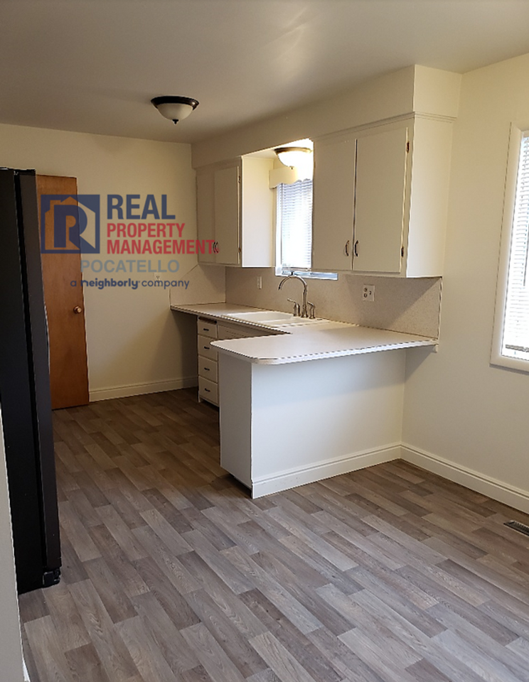 216 Thurston Ave - Photo 2 of 24