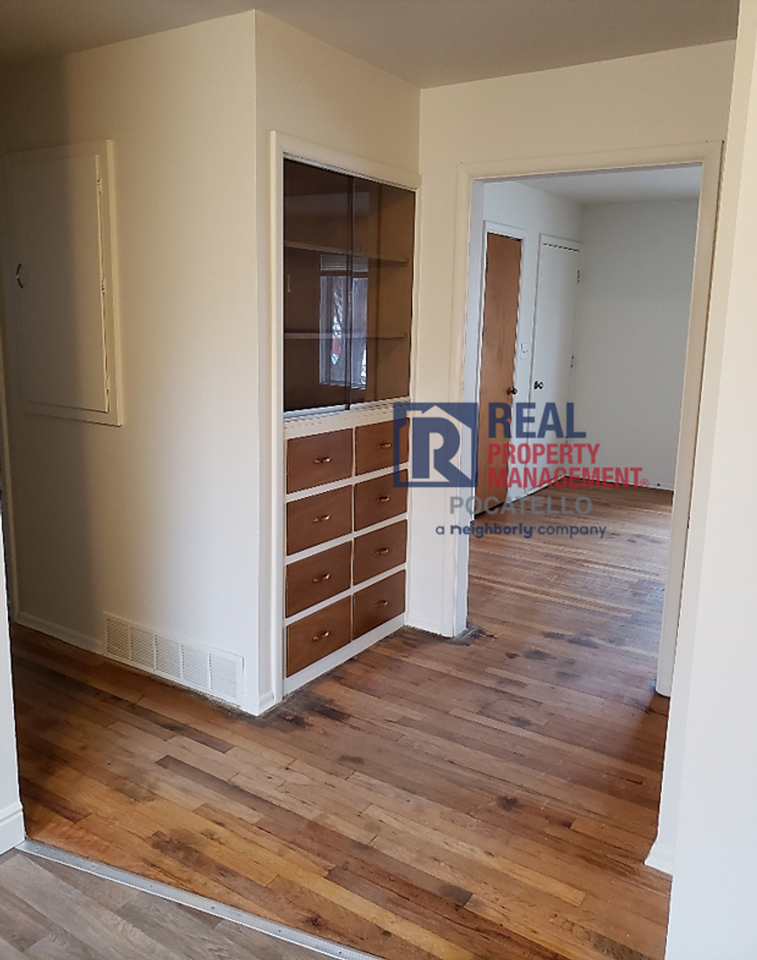 216 Thurston Ave - Photo 7 of 24