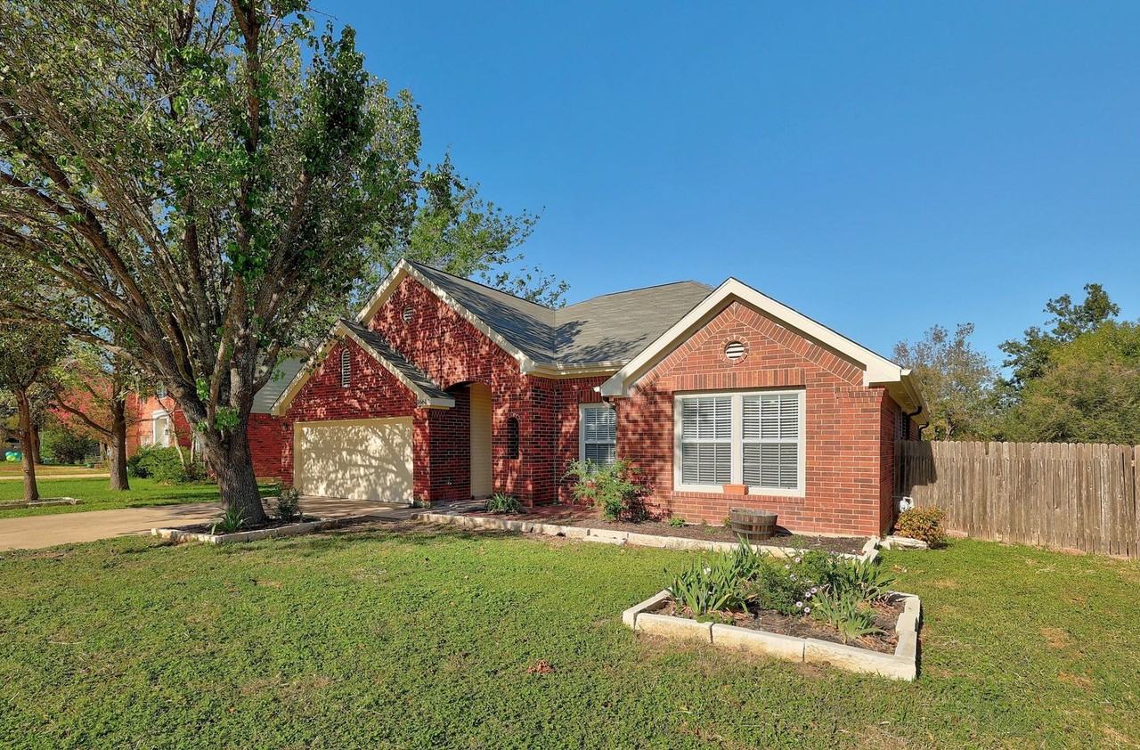 16610 Pocono Dr - Photo 2 of 31