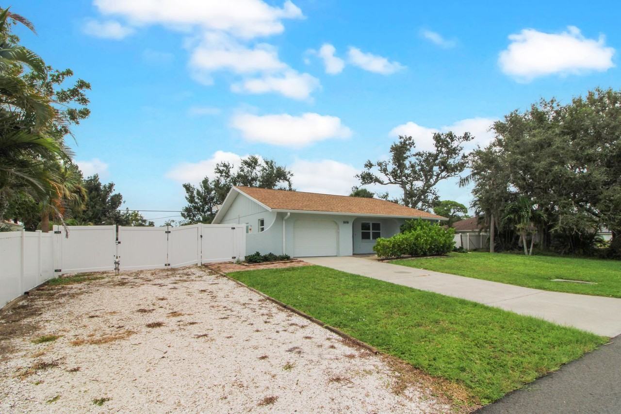 1616 Jupiter Rd - Photo 2 of 17