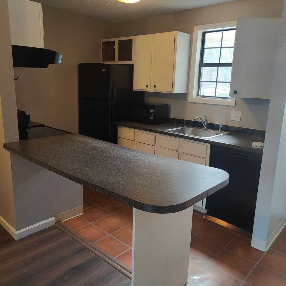 3000 Colorado Ave - Photo 4 of 20