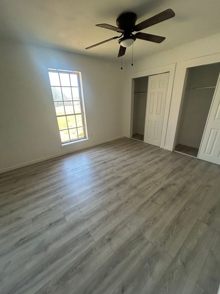 8216 Elkridge Ave - Photo 3 of 20