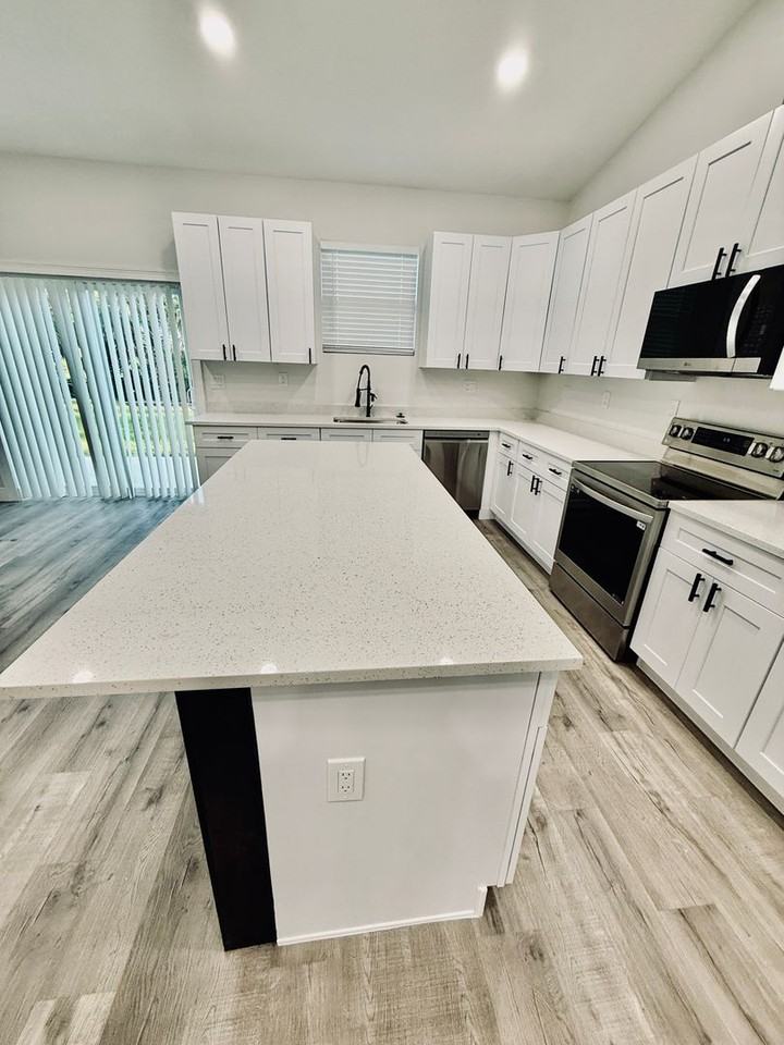 475 La Coco St Sw - Photo 7 of 33