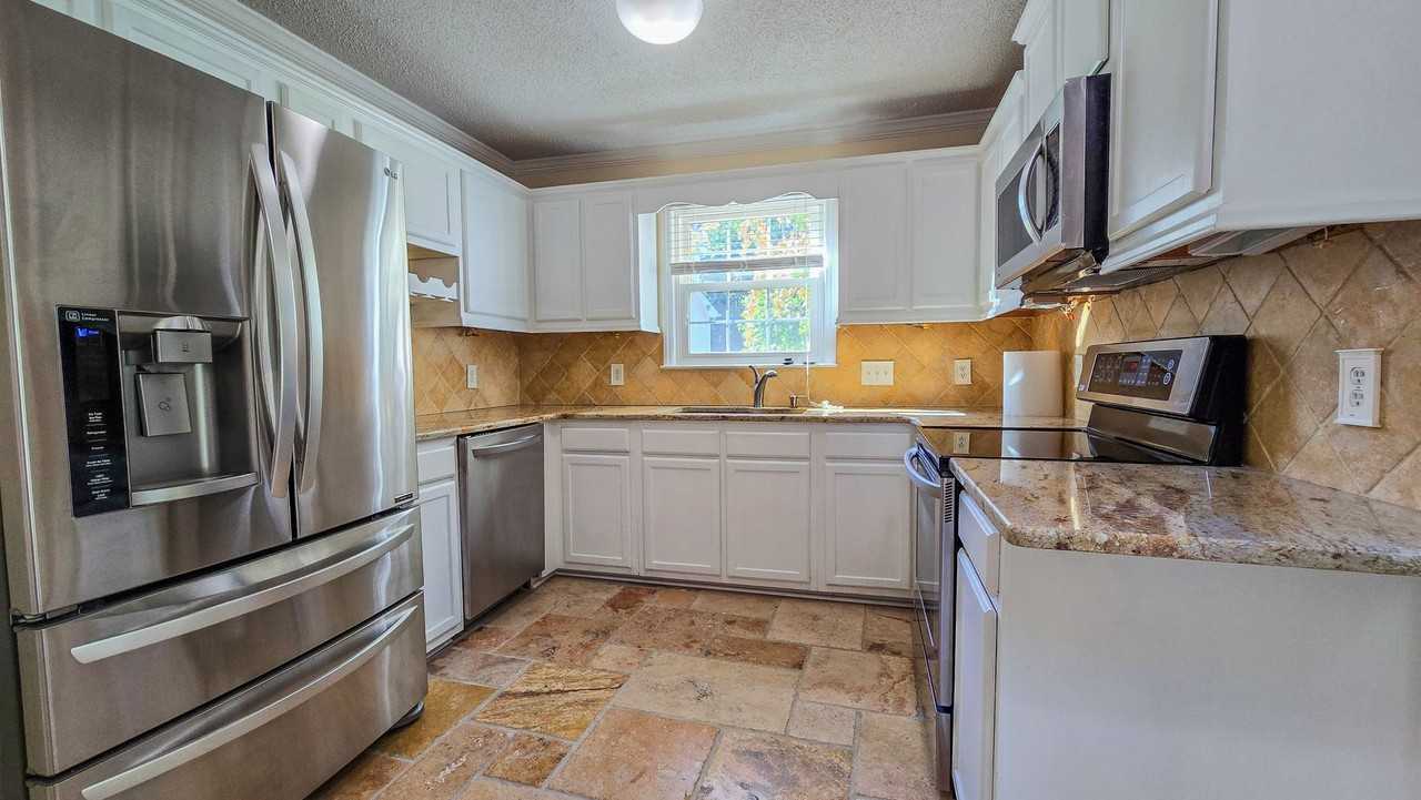 1804 Larkhill Ct - Photo 3 of 14