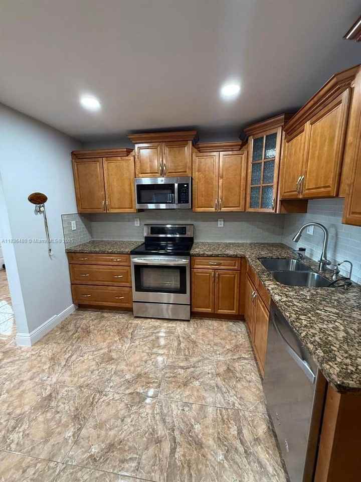 4281 Nw 35th Ter - Photo 3 of 26