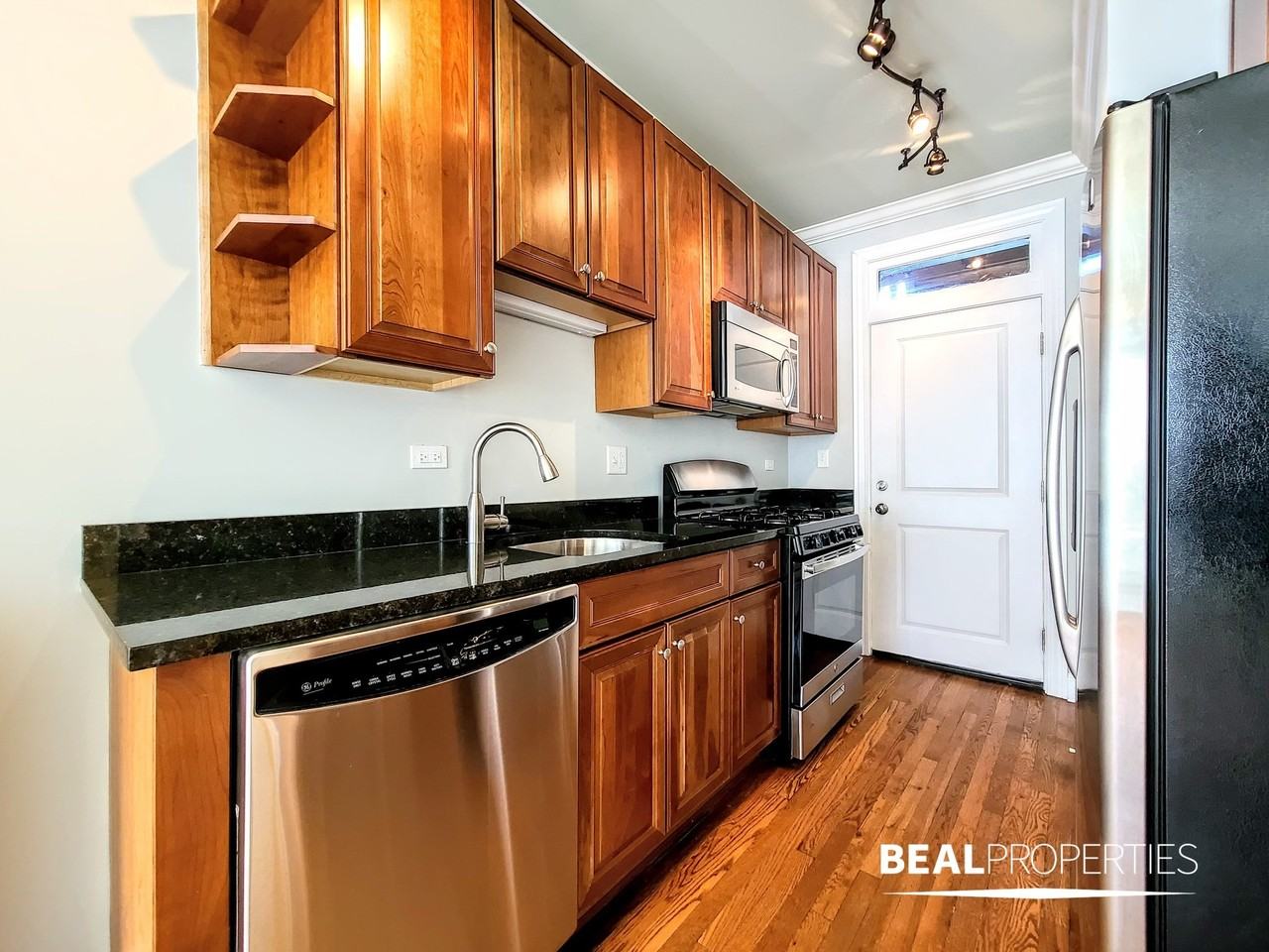 748 W Addison St #N3 - Photo 4 of 8