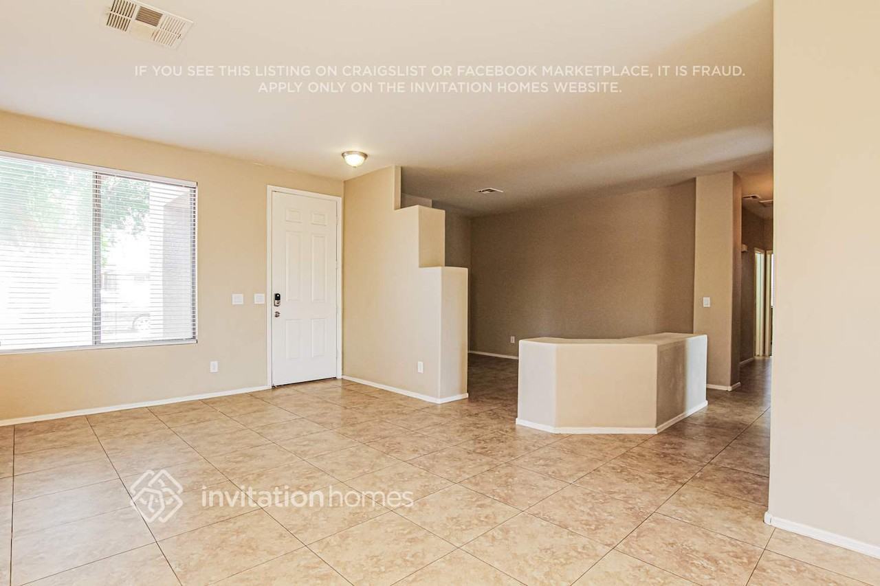 14921 W Lisbon Ln - Photo 3 of 17