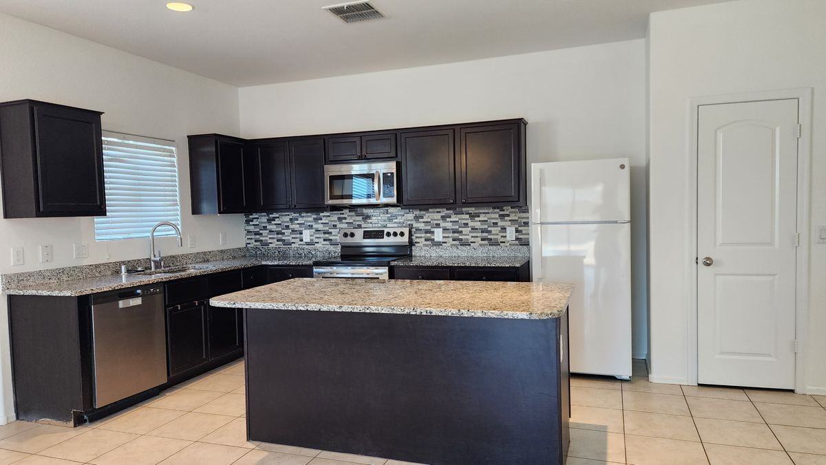 41932 W Manderas Ln - Photo 2 of 12