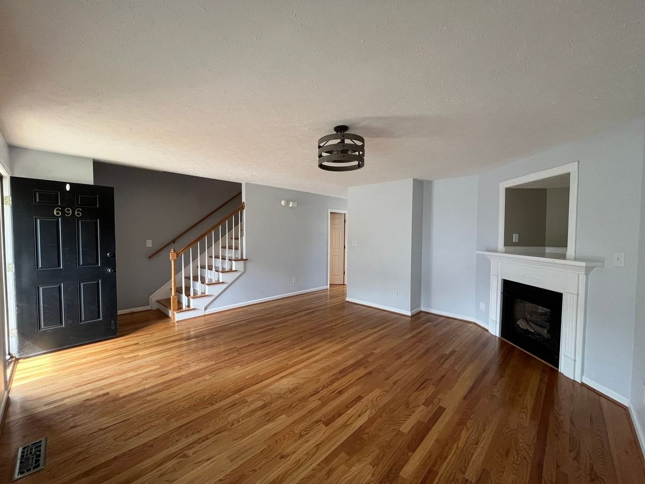 696 Wyndhurst Dr - Photo 4 of 40