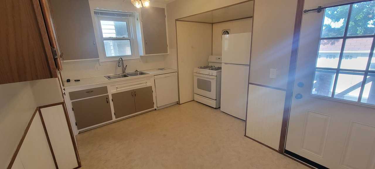 1535 Parker Dr - Photo 3 of 18