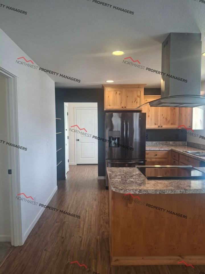 407 Powell Ave - Photo 3 of 18