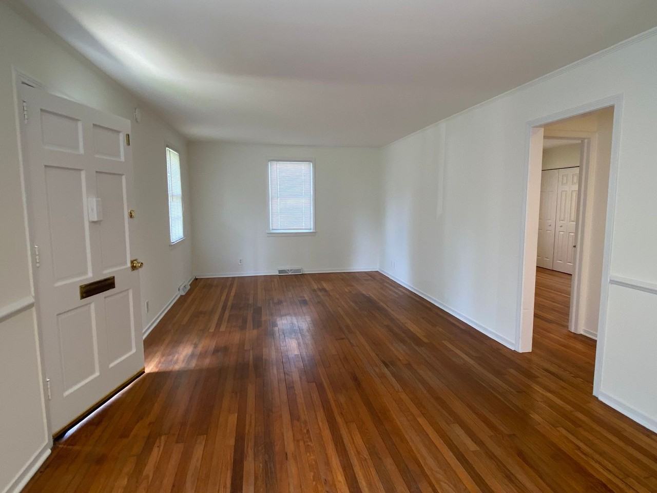 113 S Elm Ave - Photo 2 of 11