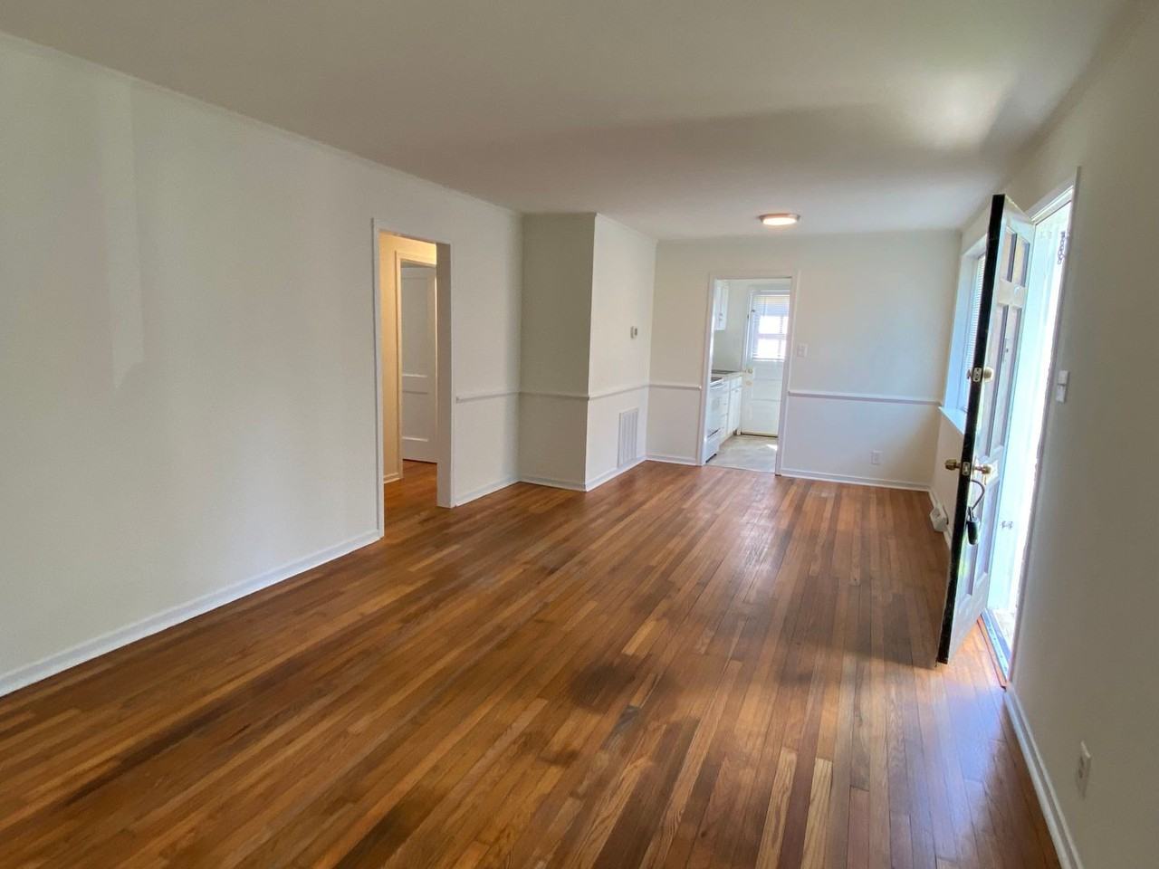 113 S Elm Ave - Photo 3 of 11