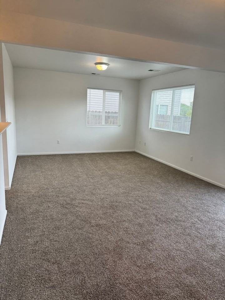 317 Abby Rd - Photo 6 of 23
