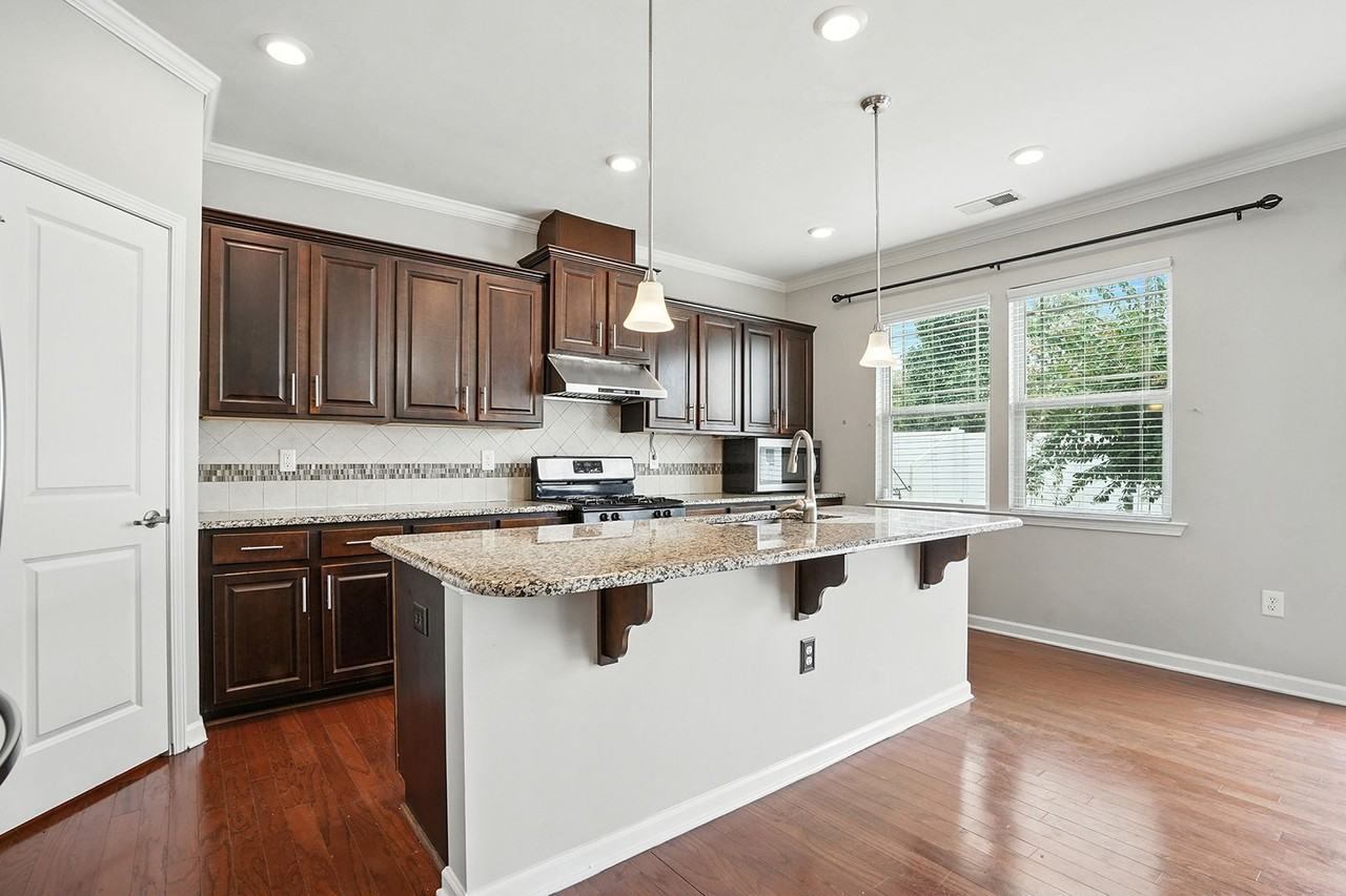 1009 Artis Town Ln - Photo 7 of 33