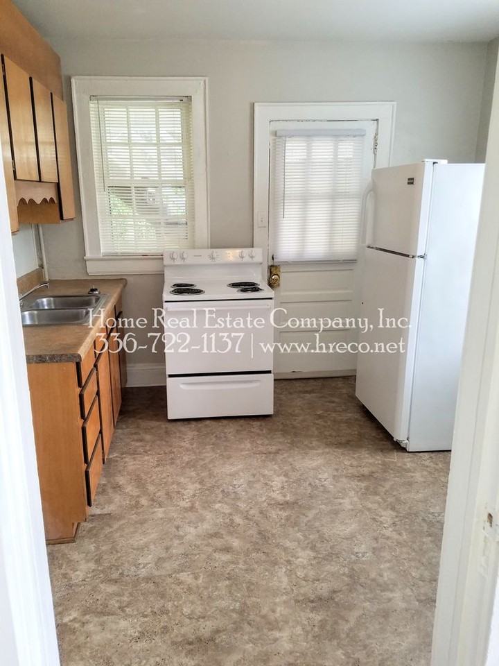 123 S Poplar St - Photo 7 of 8